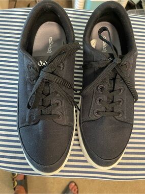 Men’s Sz.9 Navy canvas Allbirds